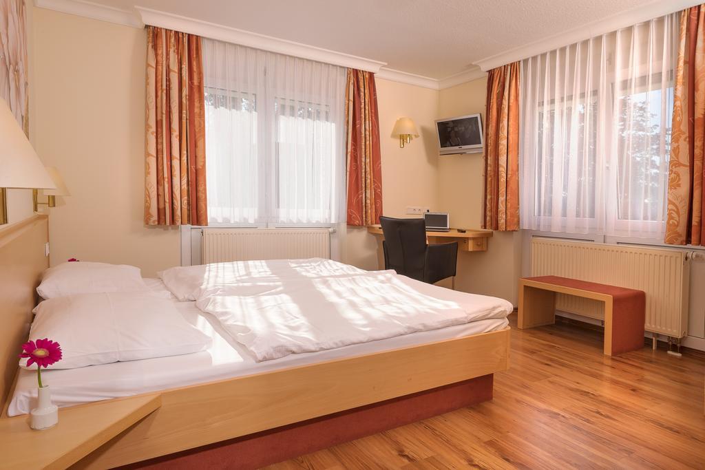 Hotel Heuboden ウムキルヒ エクステリア 写真