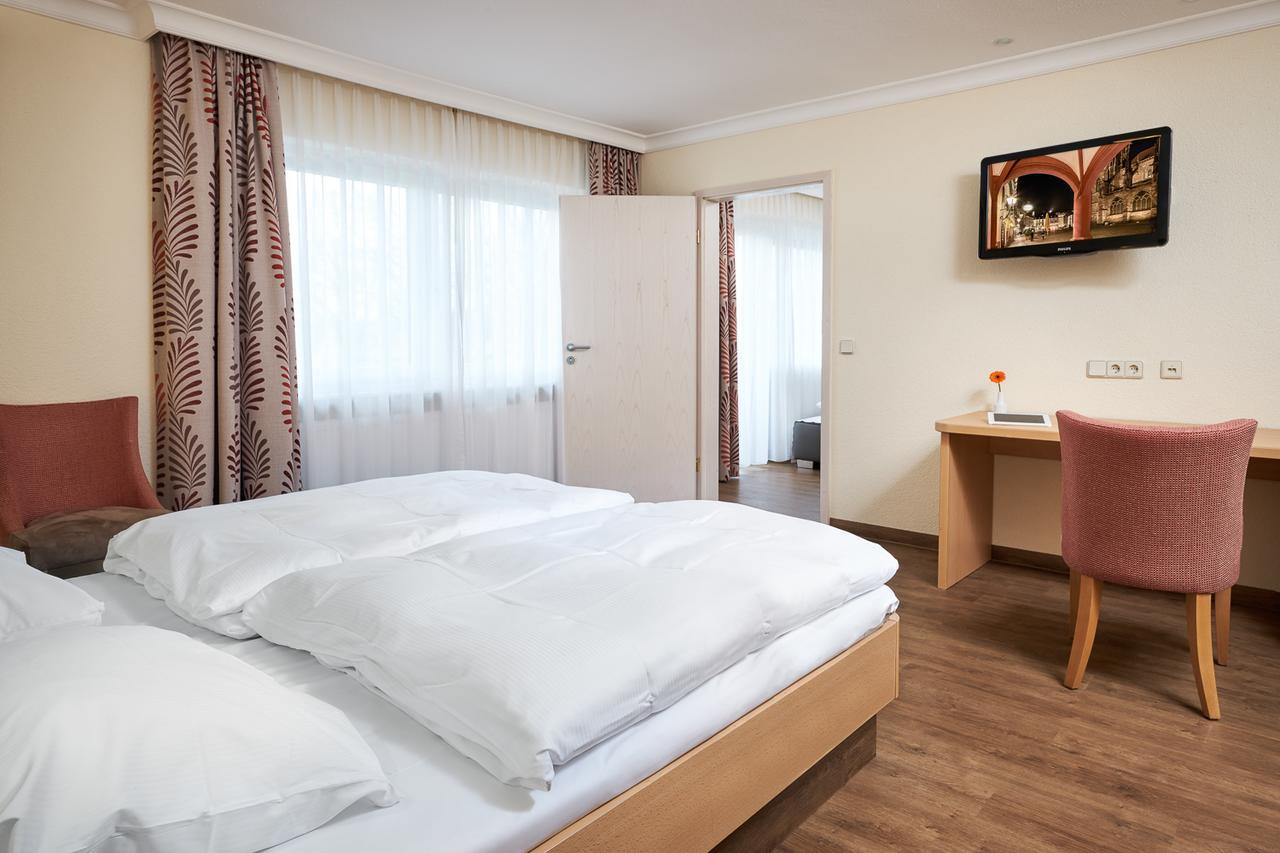 Hotel Heuboden ウムキルヒ エクステリア 写真